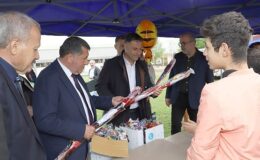 Bayındır’da 23 Nisan Coşkusu Gökyüzüne Taşındı: Stadyumda Uçurtma Şenliği