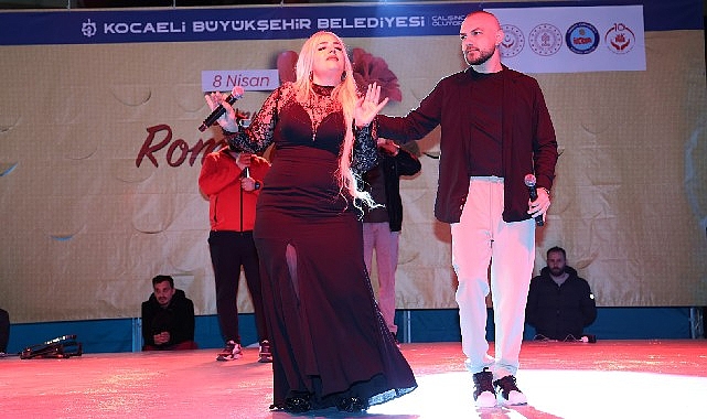 ‘İlle de Roman olsun’ Kent Meydanı’nı salladı